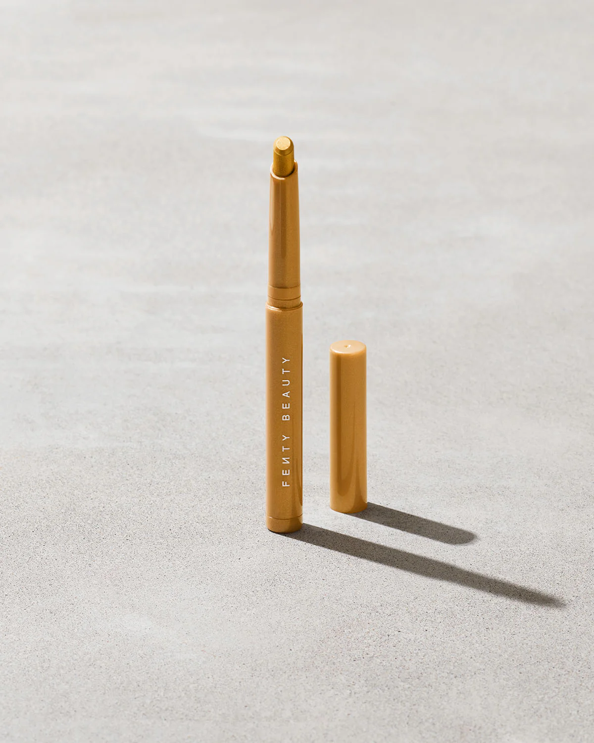 Imagen de portada de Eyeshadow Stick Gold